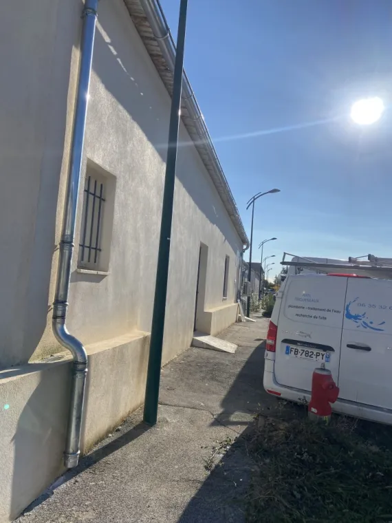 Quarante mètres de long de gouttière en zinc