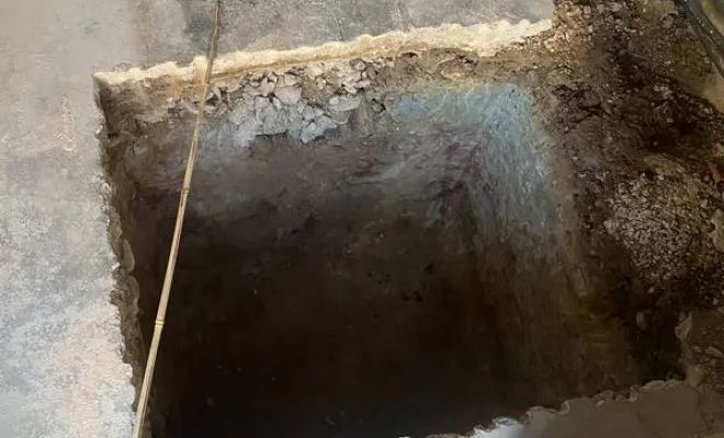 Perçage d'un mètre cube dans de la pierre au marteau piqueur .