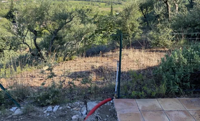 tranchée sous le niveaux béton et carrelage en fin de terrasse 