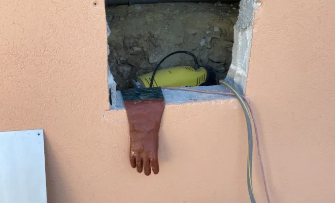 A l'aide de gants , Karcher , furet pour canalisation et de la tenu adéquate 