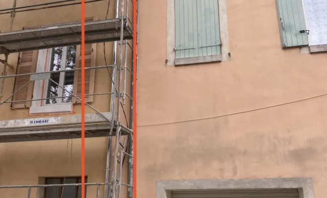 Dans l'encadrement en rouge , le remplacement de la descente de gouttière en zinc  de DIAM 80