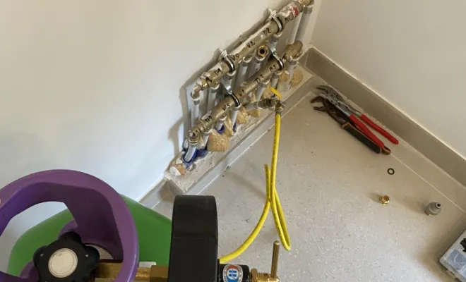 branchement et mise en place du gaz traceur dans l'alimentation du tuyau d'eau chaude de la douche 