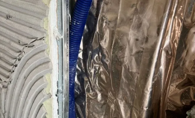 deux vices à places dans le tuyaux d'eau chaude de la douche 